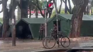 Exército brasileiro está em frente à Praça da Sé