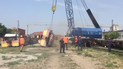 EDK 60 crane, overturns the CHMEZ locomotive. Recovery train.