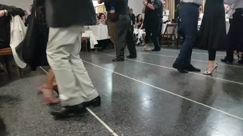 Mira un milonguero bailando tango