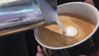 Puring coffe latte art
