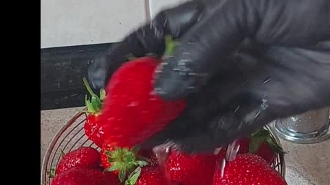 Soak, Vinegar, Baking Soda & Bubble Up! Strawberry Life Hack: How to clean strawberry🍓