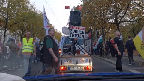 AUFZUG aus Eigenperspektive PKW - DRESDEN, Stadtgebiet, 29 10 2022 - TAG DER FREIHEIT