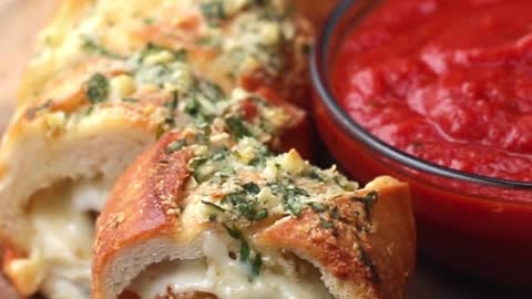 CHICKEN PARMESAN-STUFFED GARLIG BREAD