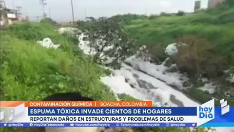 Una espuma tóxica invade las casas de al menos 400 familias en Soacha, Colombia _ Noticias Telemundo