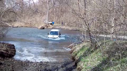 Suzuki Jimny nearly blown over while crossing the river