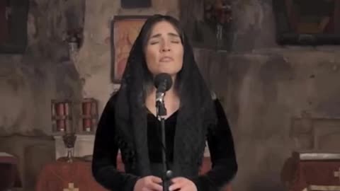 UNA MUJER PALESTINA CRISTIANA, CANTA UN HERMOSO SALMO