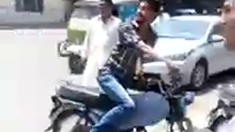 Street Fights Pakistani rickshaw driver fight