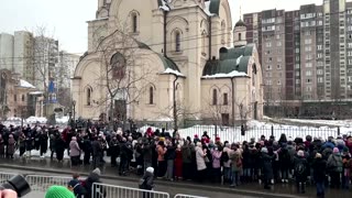Kremlin critic Navalny buried as thousands chant