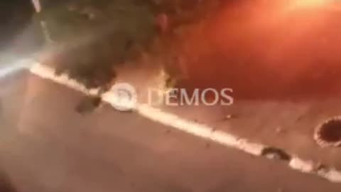 Pamje nga pika e kontrollit të Policisë në veri duke u djegur pas sulmit