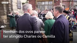 Manifestante atira ovos contra rei Charles