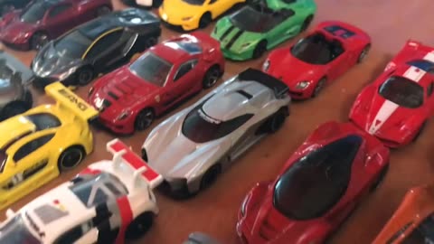 HOT WHEELS HYPERCAR MEGA SUPER CURVE CRASH RACE 2! (feat. Bugatti Chiron, Ferrari FXX K, and more!)