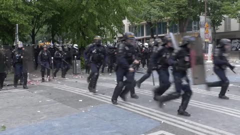 Paris May Day protest turns ugly as police clash with protesters/ MAY4