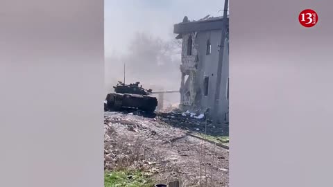 Ukrainian tank fires at Russian positions in Bakhmut