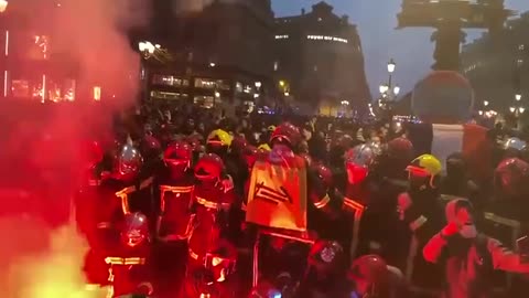 🇫🇷 Firefighters with the people. Several fire brigades have joined the French protesters in favor of the abolition of the pension reform and the resignation of Macron