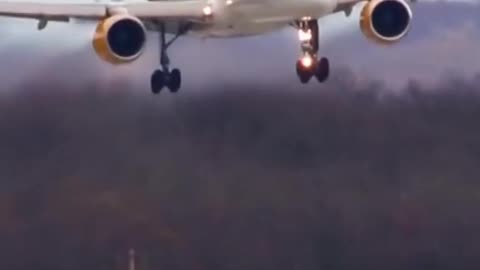 Extreme airplane landings, Airbus and Boeing planes in dangerous situations #Shorts