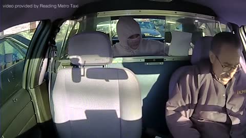 Watch as cab robbery gets interrupted by police