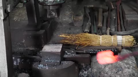 How Japanese samurai swords were made. A 75-year-old swordsman who has made 1,000 Japanese swords9