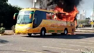 Video: Bus turístico se incendió en parqueadero de Crespo