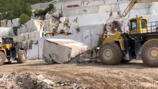 How two forklifts can transport this huge stone on the construction