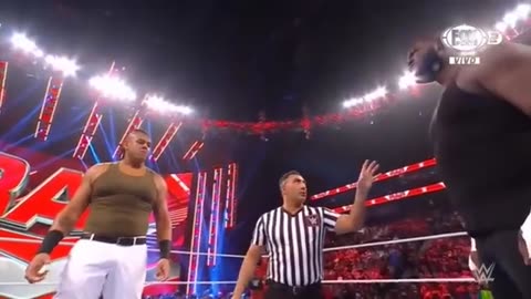 Omos vs Comandante Azeez: Batalla De Gigantes - WWE Raw Español Latino
