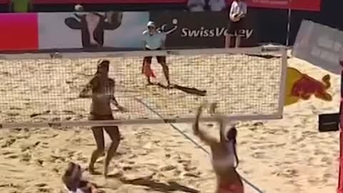 Juggling the ball in style 🤹♀️ #volleyballworld #beachvolleyball #match #volleyball