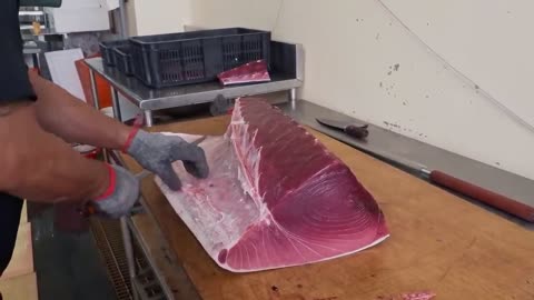Clean and accurate cutting of tuna