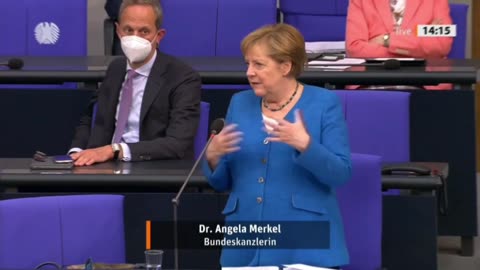 Angela Merkel im Bundestag mit kritischen Fragen konfrontiert