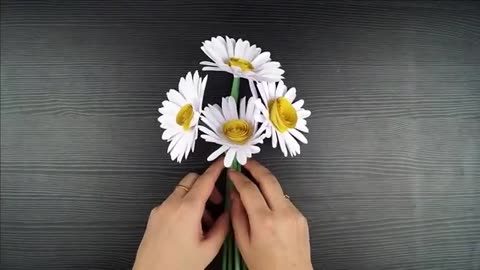 HOW TO MAKE PAPER DAISIES