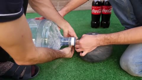 Experiment Giant Coca Cola Balloon VS Mentos3