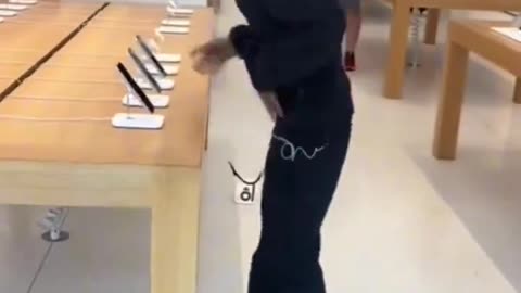 Oakland Apple Store Robbed Broad Daylight