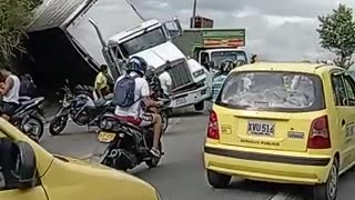 Caos vehicular en el norte por accidente de un tractocamión