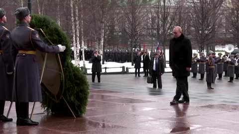 Putin lays wreath to honor armed forces