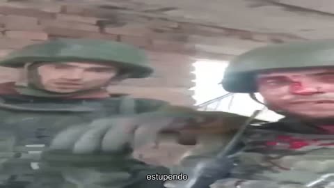 El ocupante intenta convencer al soldado ucraniano de que se rinda y, a cambio, recibe una granada
