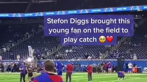 Stefon Diggs brought this young fan on the field to play catch