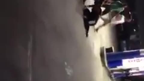 Se entregan a las autoridades jóvenes que aparecen en video golpeando a mujer