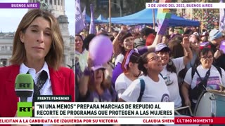 Marchas de repudio al recorte de programas que protegen a las mujeres en Argentina