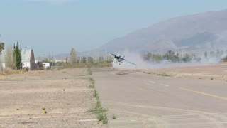 Avión de acrobacias realiza un impecable pase bajo