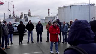 Strikes disrupt several French refinery sites