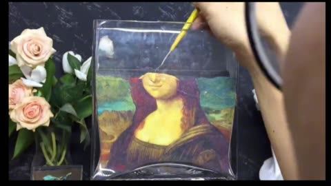 Bottle sand painting smiling Mona Lisa