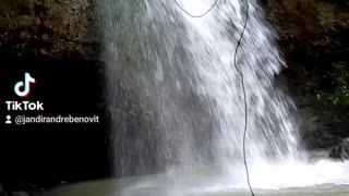 Cachoeira caverna buraco em árvore