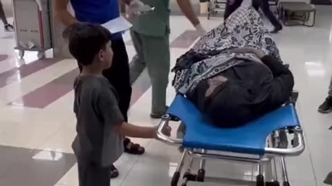 PALESTINIAN BOY REFUSES TO LEAVE HIS MOM'S SIDE WHO WAS INJURED IN A ISRAELI AIRSTRIKE IN GAZA