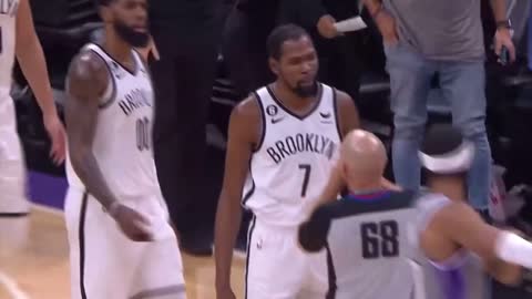 Kevin Durant ready to fight Chimezie Metu after he was talking sh*t to him😱