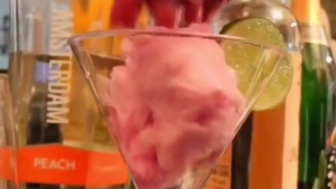 Have you ever had cotton candy in your cocktail ❓😍