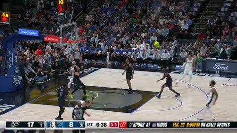 NBA - Wemby tosses the NO-LOOK dime for the assist 😲 Spurs-Mavs