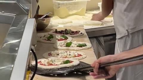 Pizzaiolos en acción en Maiori #pizza #pizzaiolo #pizzanapoletana