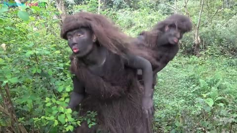 Povos primitivos da floresta, conhecem garota étnica comendo frutas na floresta