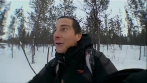 Faire un abri dans la neige ! #manvswild #survivaltips