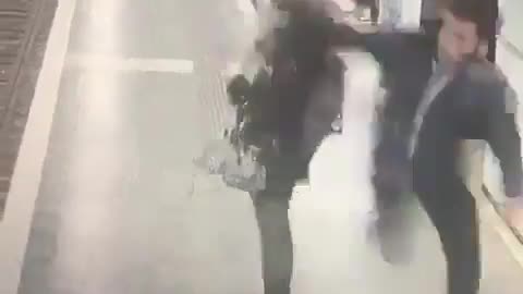 Hombre golpea a mujeres en estación de metro