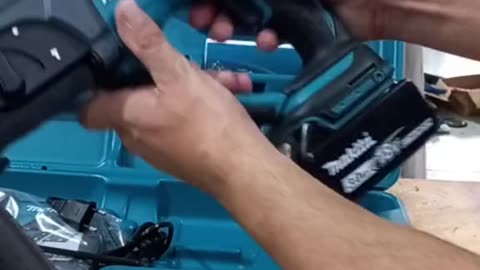 Makita hammer with 2 batteries