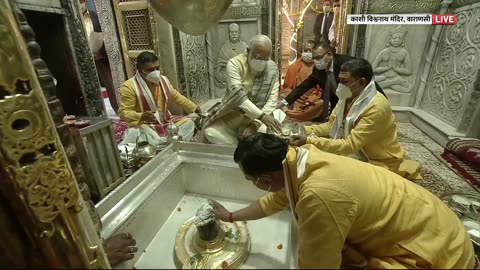 Prime Minister Narendra Modi offers prayers at Kashi Vishwanath Temple